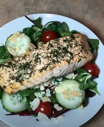 Healthy Baked Salmon with Creamy Dill Dressing