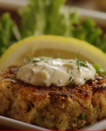 Crispy Asian-Style Salmon Cakes with Sweet Chili Sauce